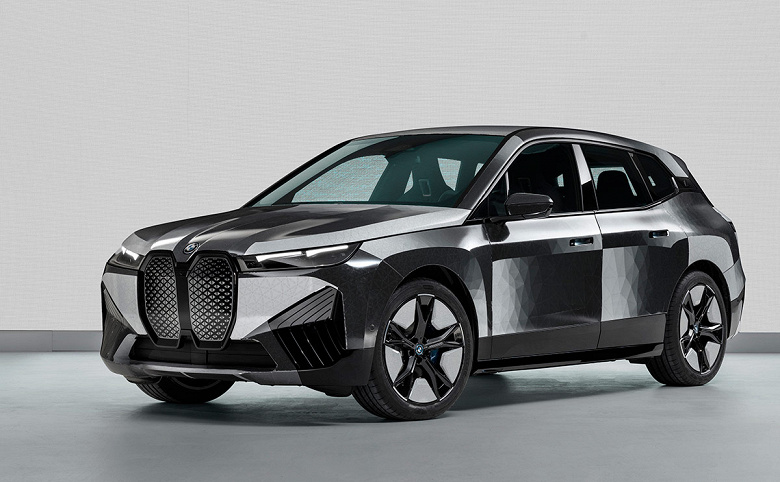 Автомобиль BMW iX Flow обернут в «электронную бумагу» E Ink, что позволяет менять его внешний вид