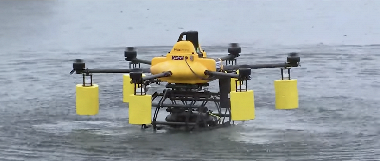 Presented drone capable of operating both in the air and under water