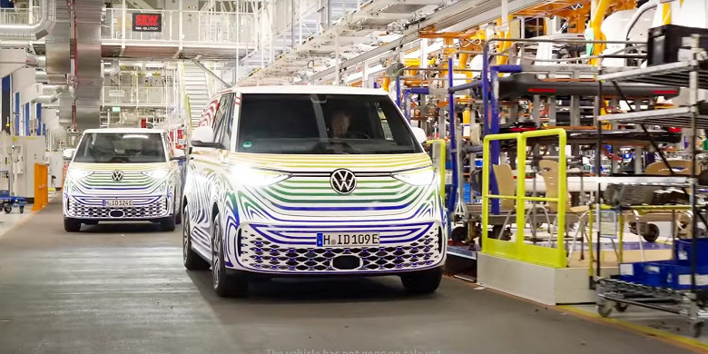Видео дня: электромобили Volkswagen ID.Buzz покидают заводской конвейер