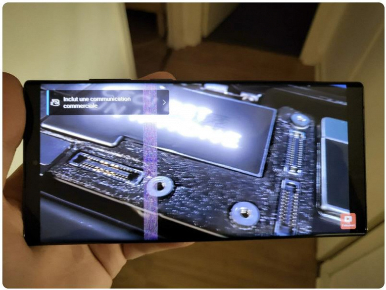 Некоторые владельцы Galaxy S22 Ultra столкнулись с проблемой в виде полосы на дисплее