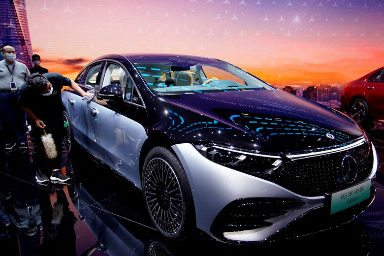 В Mercedes-Benz рассчитывают уже в ближайшие годы обзавестись производственными линиями, выпускающими только электромобили
