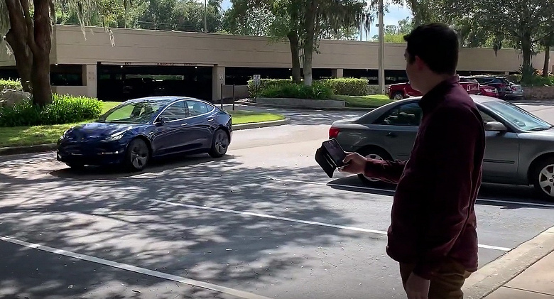 Автомобили Tesla скоро смогут высадить вас у входа и самостоятельно припарковаться: подробности о функции Reverse Summon