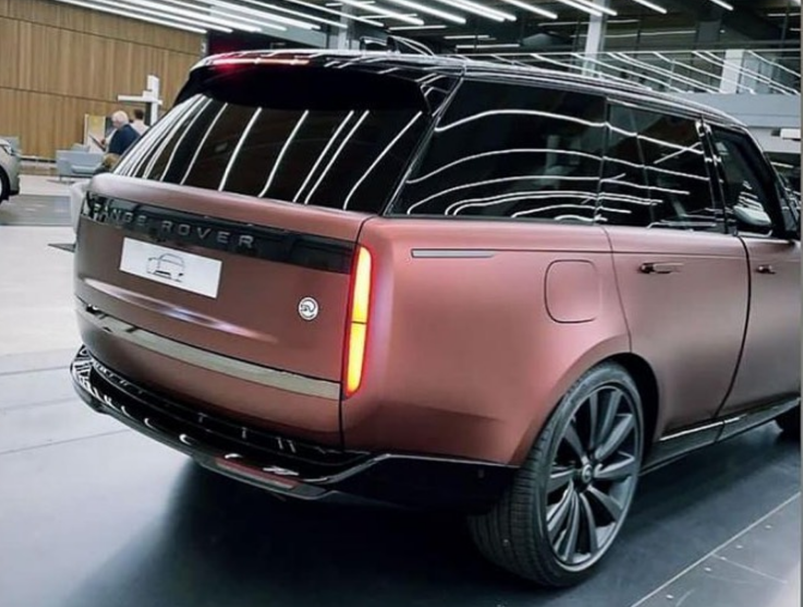 530 л.с., разгон от 0 до 100 км/ч за 4,6 с, экран с обратной связью, полный привод, пневматическая подвеска. Range Rover 2022 готов к выходу в России