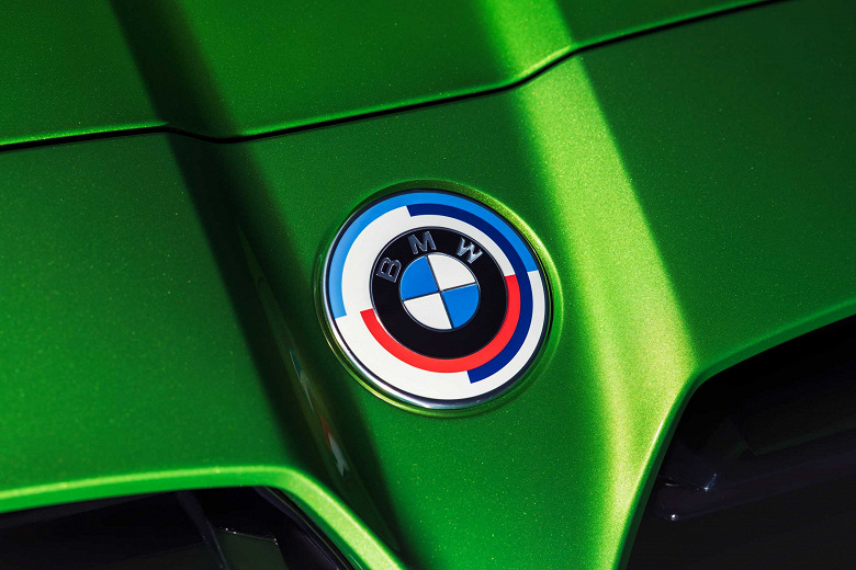 В России появятся «юбилейные» BMW с легендарным логотипом и расширенным оснащением