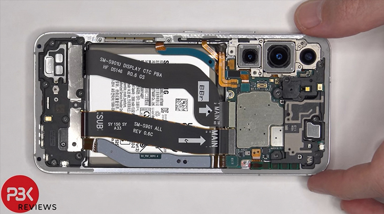 Опубликована первая разборка Samsung Galaxy S22. Смартфон получил 7,5 баллов из 10 за ремонтопригодность