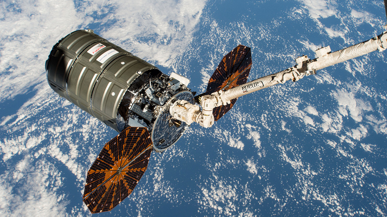 Американский грузовой космический корабль Cygnus стартует сегодня к МКС. В будущем NASA планирует использовать его двигатели для коррекции орбиты станции