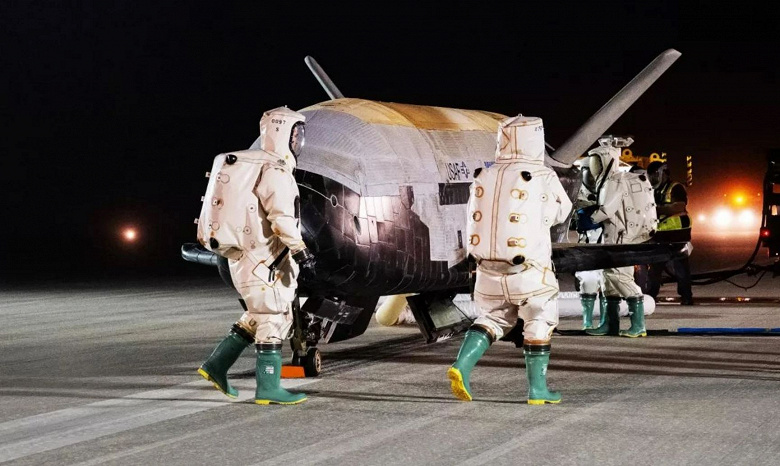 Американский космоплан Boeing X-37B вернулся на Землю спустя 908 суток пребывания на орбите. И это рекорд