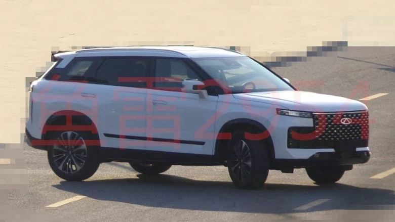 Похожий на Range Rover Evoque кроссовер Chery получит огромный экран. Появились новые детали и фото салона