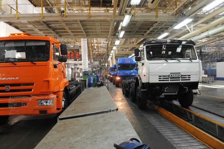 Продажи КамАЗов упали, а китайских грузовиков — взлетели в разы