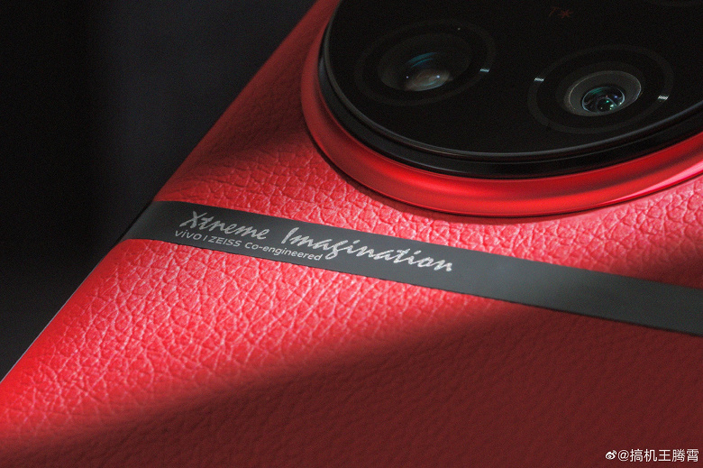 Красный, кожаный с необычной металлической полоской и огромным модулем камеры. Vivo X90 Pro+ засветился на фото