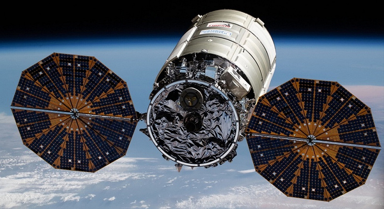 Летящий к МКС корабль Cygnus успешно раскрыл одну солнечную батарею. А вот вторая не сработала