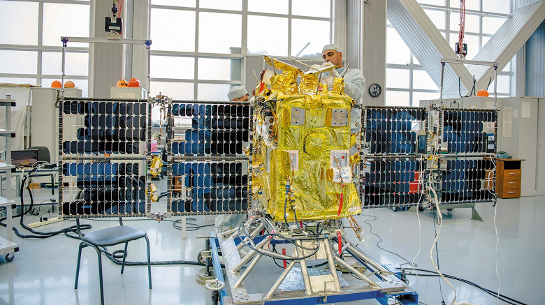 Новые российские спутники впервые будут работать на орбите 8070 км
