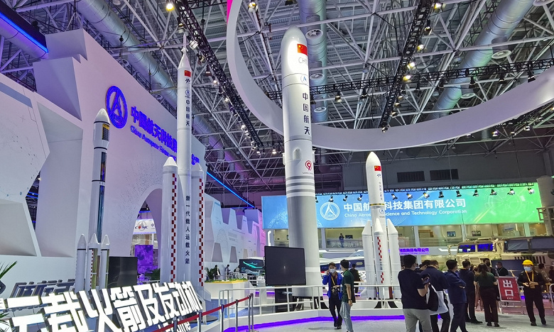 Китай показал на авиасалоне в Чжухае новое поколение сверхтяжёлой ракеты для лунной программы. Её высота — с 30-этажный дом