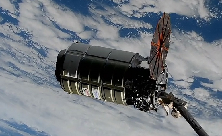 Всё обошлось: несмотря на проблему с солнечной панелью, Cygnus захвачен рукой-манипулятором МКС