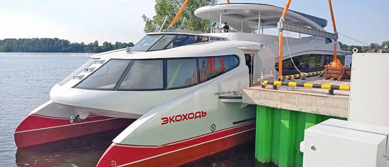 Российский двухпалубный электрический катамаран нового поколения «ЭкоходЪ» готов к работе. 31-метровое судно рассчитано на перевозку 130 пассажиров