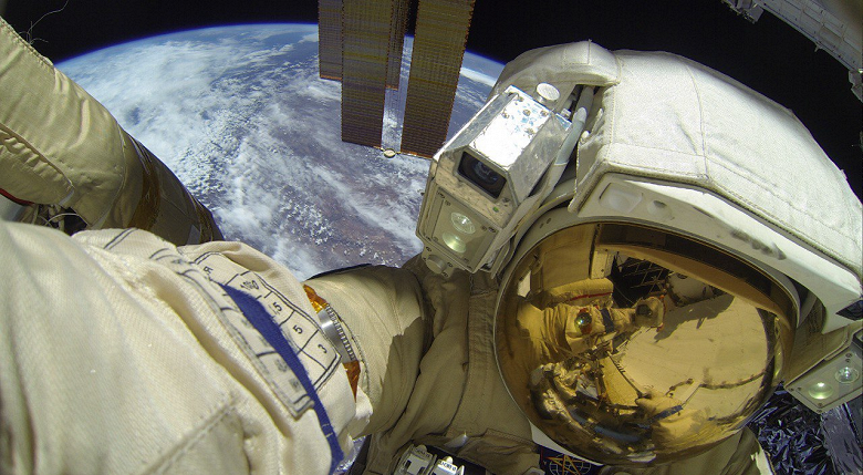 Рекордный выход в открытый космос с борта МКС запечатлён на селфи