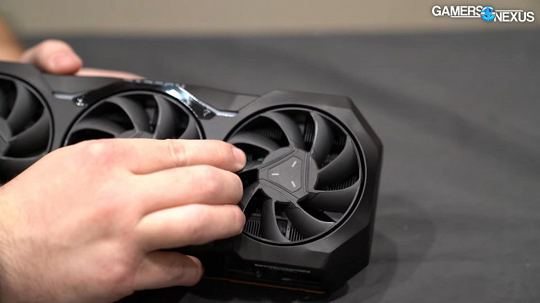 У Radeon RX 7900 XTX нашли скрытый датчик. Под вентилятором находится датчик температуры У Radeon RX 7900 XTX нашли скрытый датчик. Под вентилятором находится датчик температуры