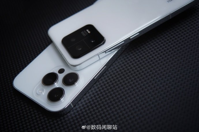 «Какой смартфон красивее?» — Лу Вейбинг сравнил Xiaomi 13 и iPhone 14 Pro с разных сторон