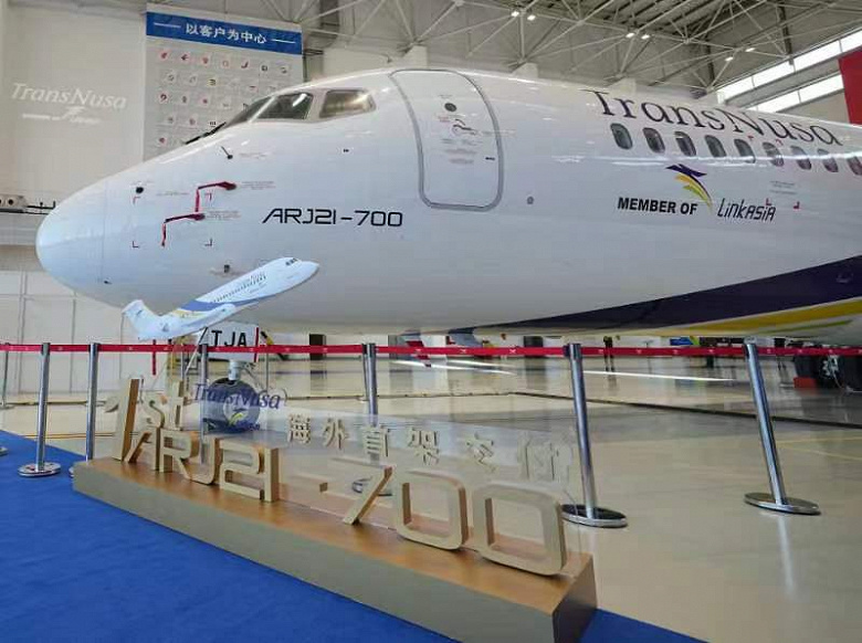 Впервые китайский реактивный авиалайнер вышел на зарубежный рынок. ARJ21-700, рассчитанный на 95 человек, поставлен в Индонезию
