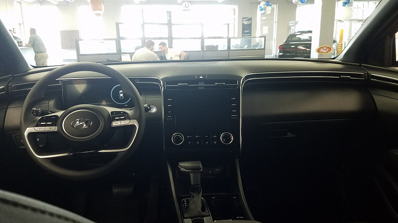 Такой Hyundai в России ещё не продавали. В РФ уже можно заказать Hyundai Santa Cruz с 8-ступенчатым «автоматом» и мотором 2,5 л