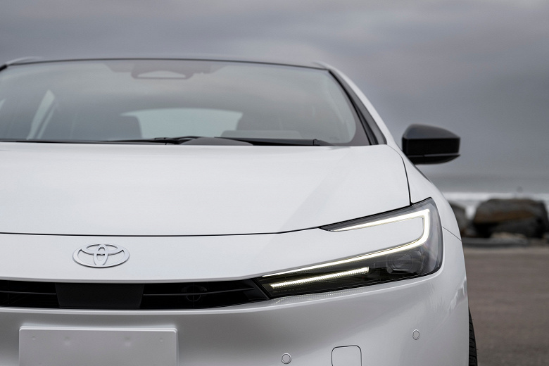 Расход 5 л на 100 км и 199 л.с. — за 27 450 долларов. В США назвали стоимость совершенно нового Toyota Prius 2023