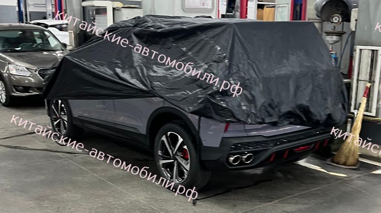 A brand new Geely Coolray filmed in Russia at a dealer station. Probably the car is being prepared for certification