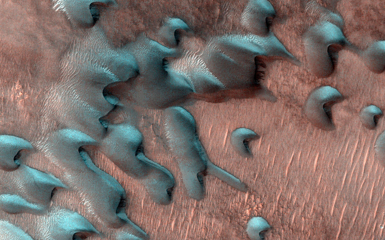 «Поистине потусторонний праздник», — в NASA показали зимнюю сказку на Марсе