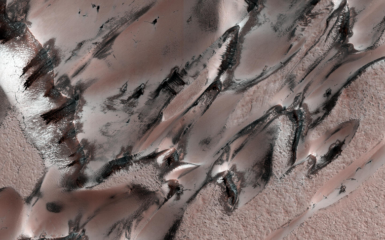 «Поистине потусторонний праздник», — в NASA показали зимнюю сказку на Марсе