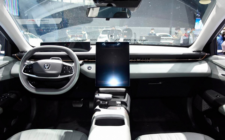 Выдвижные ручки, огромный экран и адаптивный круиз-контроль. Представлен конкурент Toyota Camry — седан D-класса Changan Yida