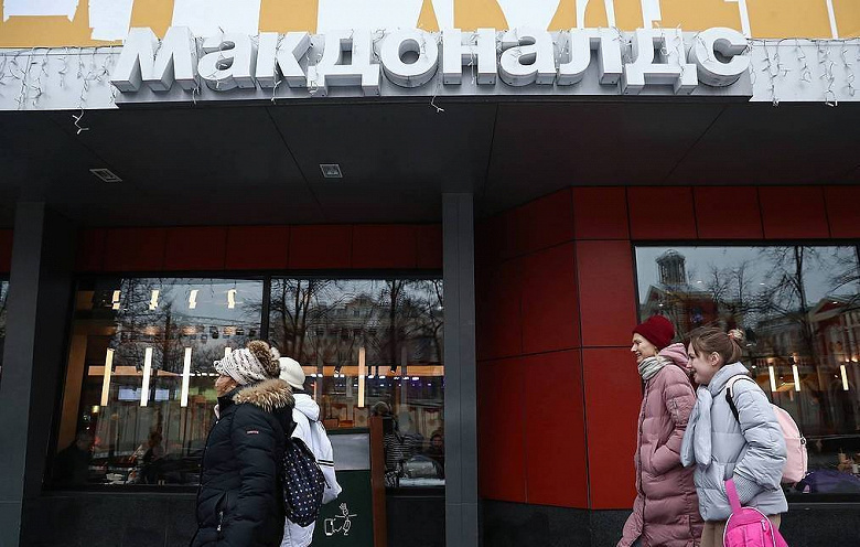 McDonald's закрывает все рестораны в России. 62 тыс. сотрудников сохранят зарплату