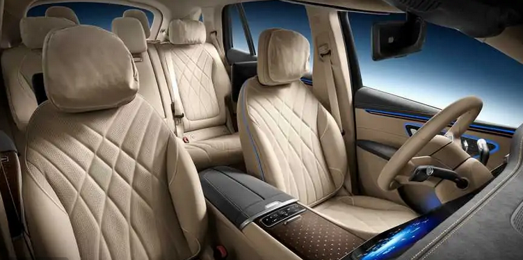 Кроссовер Mercedes EQS позволяет переднему пассажиру смотреть видео во время движения автомобиля