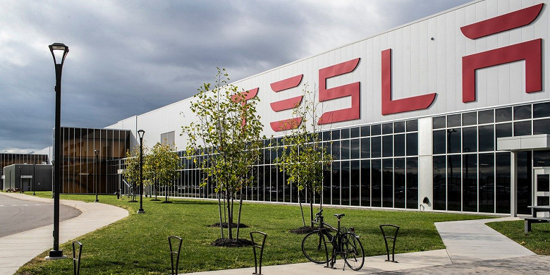 Крупнейший завод Tesla остановился