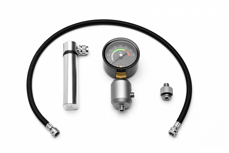 The EK-Loop Leak Tester Flex tester with flexible connection allows you to check the coolant for possible leaks