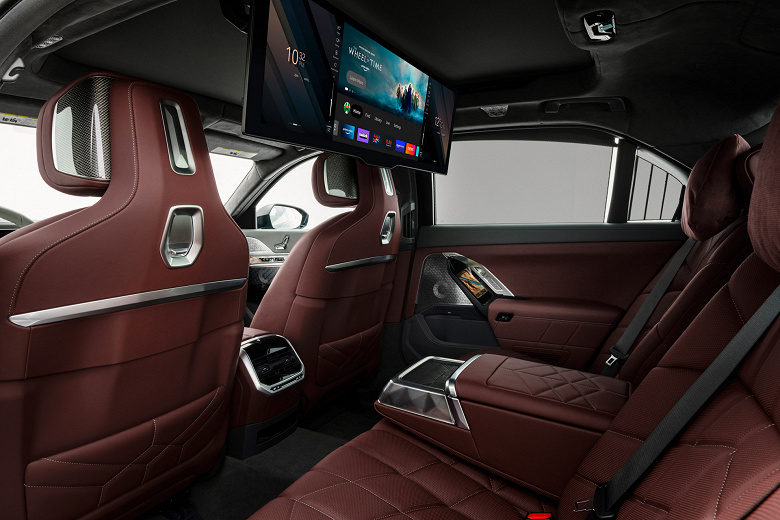 Сенсорные экраны в каждой двери, 31-дюймовый дисплей 8K для задних пассажиров и пневмоподвеска в базе. Представлена новая «семерка» BMW