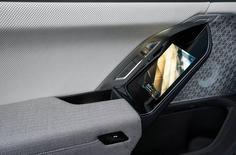 Touch screens in every door, a 31-inch 8K display for rear passengers and air suspension in the base. Presented the new 