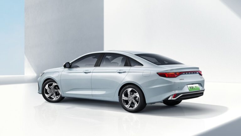 317 hp, 1300 km, 3.8 l per 100 km for about $ 20 thousand. Geely Emgrand L Thor Hi-X hybrid sedan went on sale in China