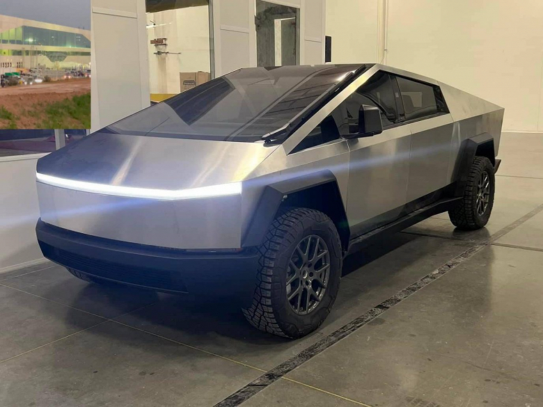 Уже похоже на серийный автомобиль: Илон Маск продемонстрировал обновлённый электропикап Cybertruck