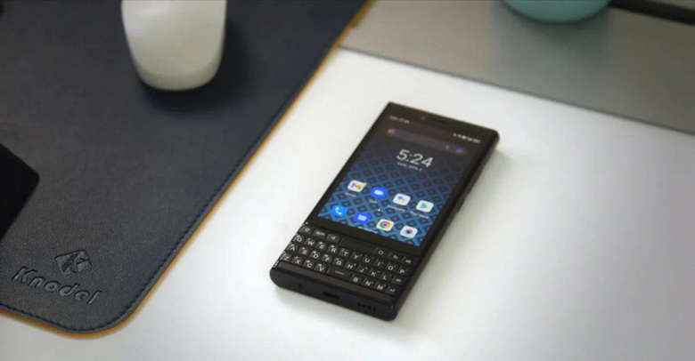 Very thick, but with a QWERTY keyboard and inexpensive. Presented smartphone Unihertz Titan Slim