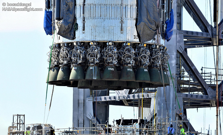 SpaceX с помощью Mechazilla впервые подняла гигантскую ракету с 33 двигателями Raptor 2