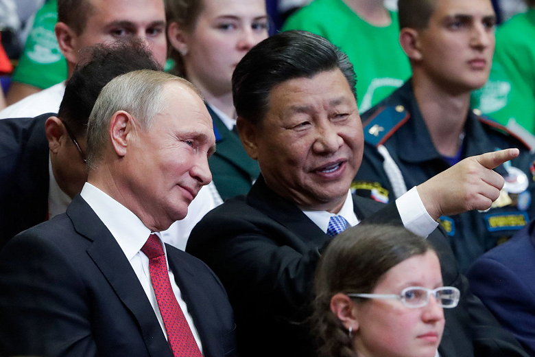 Китай не оказывал никакой материальной поддержки России. Министр обороны КНР заявил, что мир больше нельзя назвать мирным и безмятежным