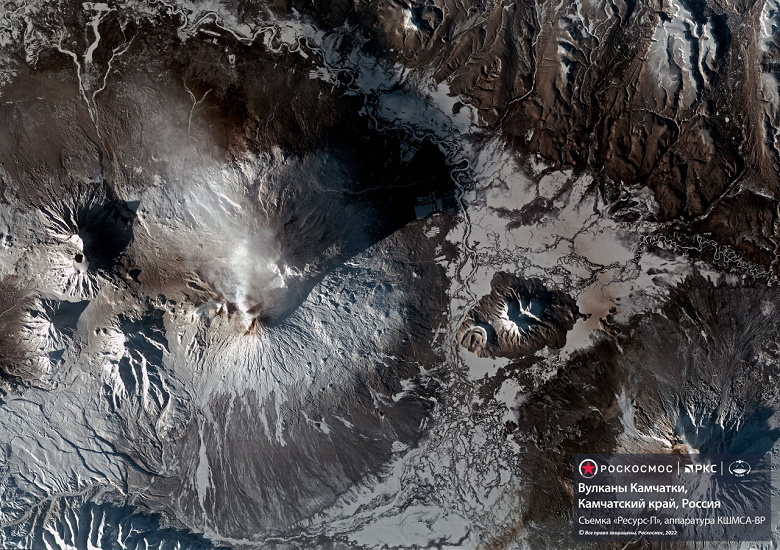 Эльбрус, Куршская коса, вулканы Камчатки и плато Путорана, какими мы их не видели. Роскосмос показал, как из космоса выглядят топ-10 самых интересных природных достопримечательностей страны