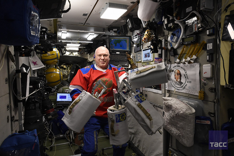 К рекорду готовы: российские космонавты на МКС проверили все спутники для запуска