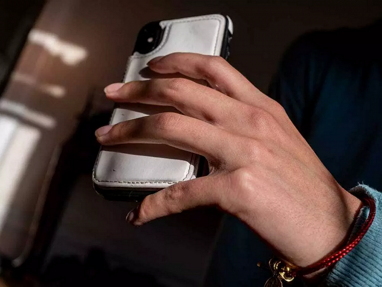 Врач рекомендует чаще менять положение смартфона, чтобы избежать деформации пальцев