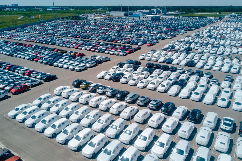 В России точно дефицит автомобилей? Склады в Подмосковье забиты иномарками, но никто не хочет их покупать В России точно дефицит автомобилей? Склады в Подмосковье забиты иномарками, но никто не хочет их покупать