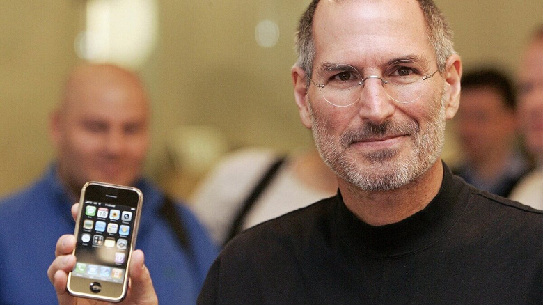«Apple собирается заново изобрести телефон». iPhone поступил в продажу ровно 15 лет назад