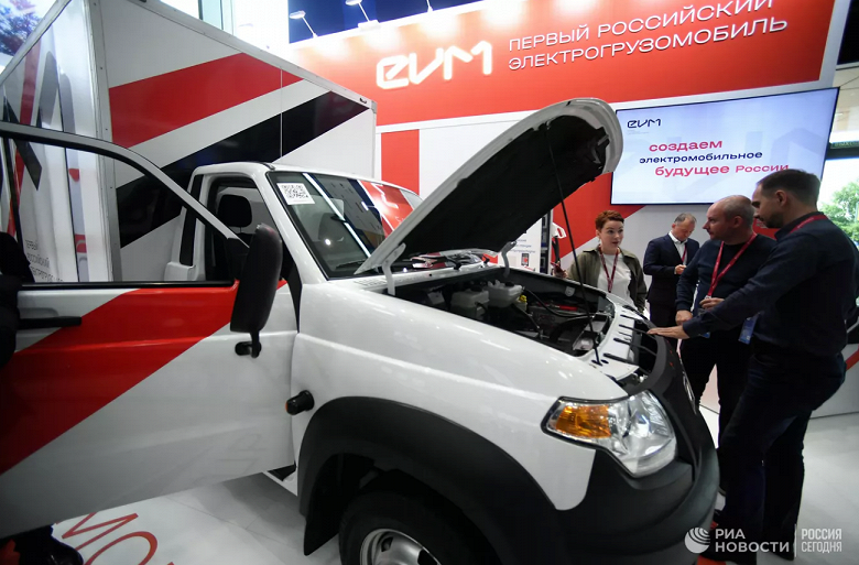 Первый российский электромобиль УАЗ представили в Петербурге. С ценой на EVM Pro определились