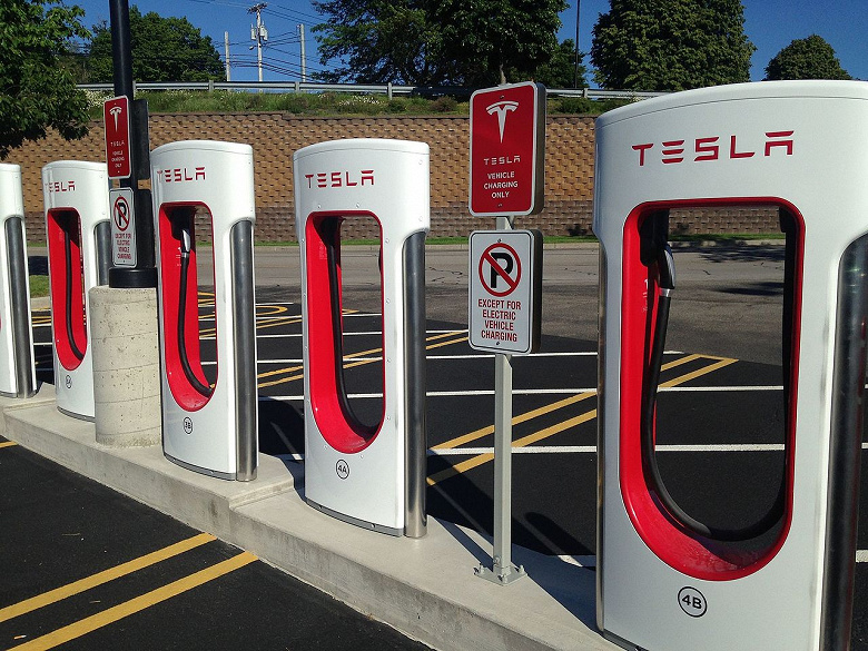 Tesla планирует построить в Голливуде станцию Supercharger с автокинотеатром и рестораном