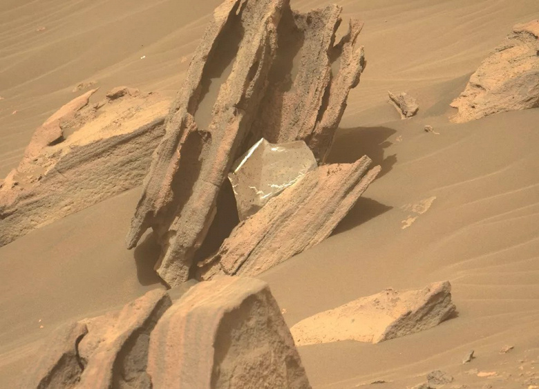 Марсоход Perseverance сфотографировал искусственный объект, но это не проделки инопланетян