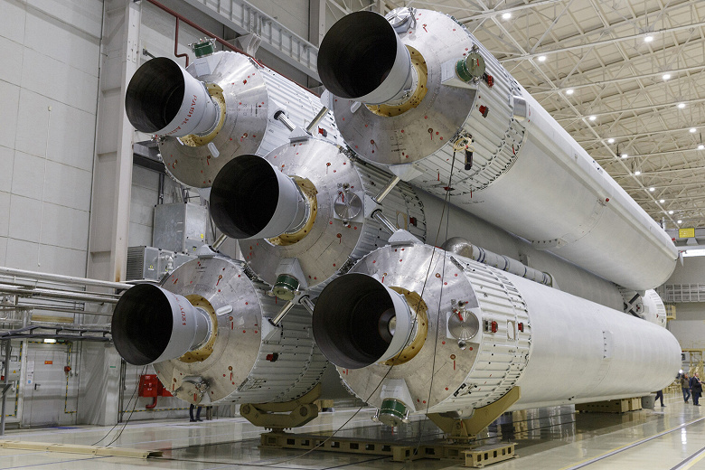 «Санкции, которые ввели, повлиять на изготовление ракет не могут». Российская ракета «Ангара-А5» будет построена в срок и получит возвращаемые ступени
