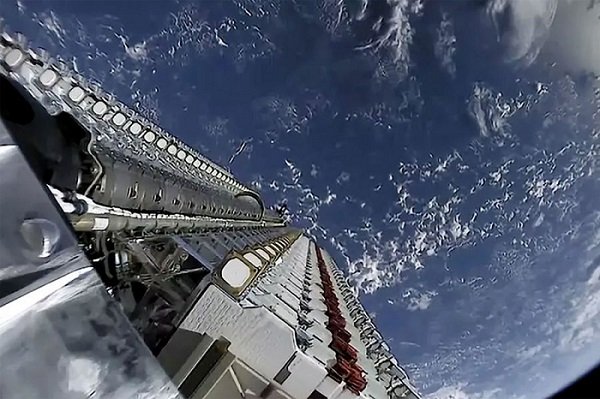 SpaceX выводит на орбиту новую группу спутников Starlink